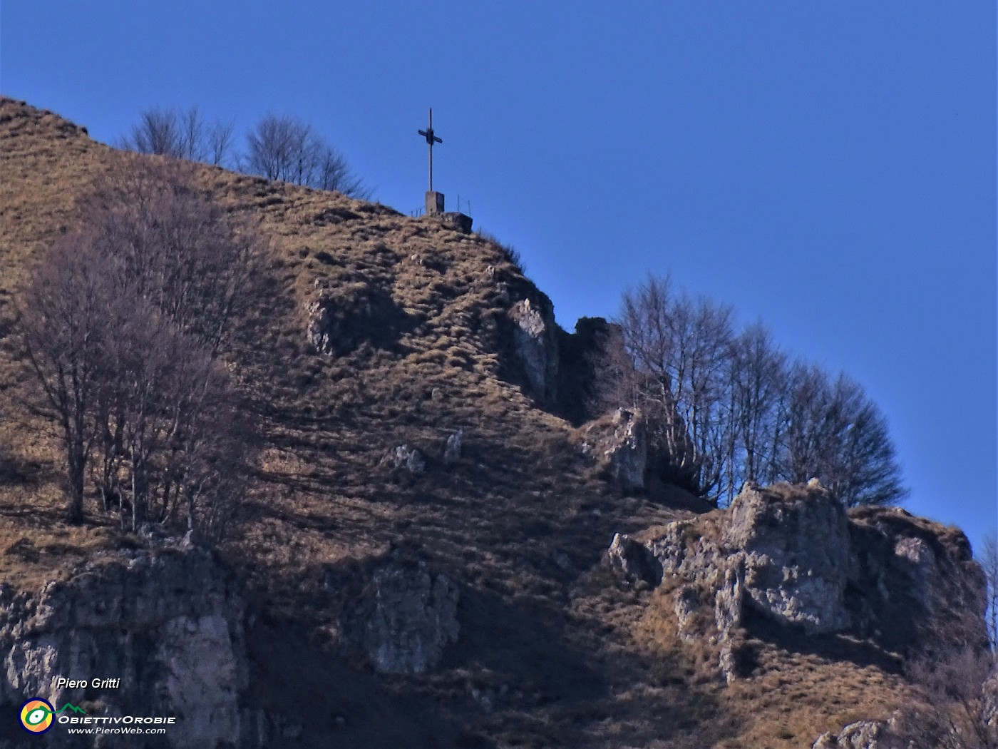 50 Zoom sulla croce del Pizzo Grande del Sornadello (1574 m).JPG